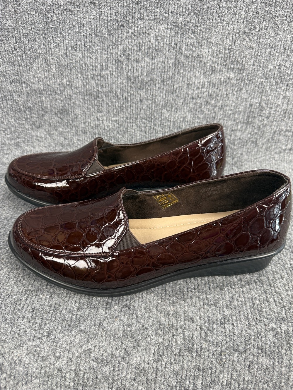 Flexus Women’s Slip-On Loafer in Brown Croc Patent Size 9 EU 40